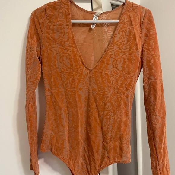 Size small body suit. Worn maybe twice. Great condition - Picture 1 of 2